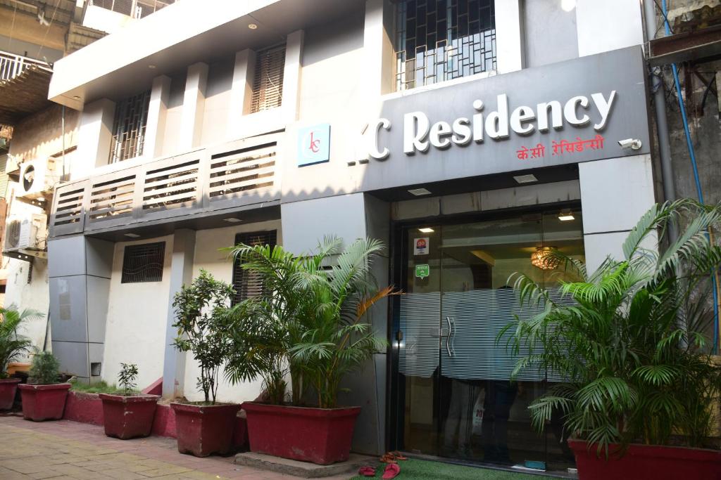 孟買的住宿－KC住宅型酒店，带有餐厅标志的建筑