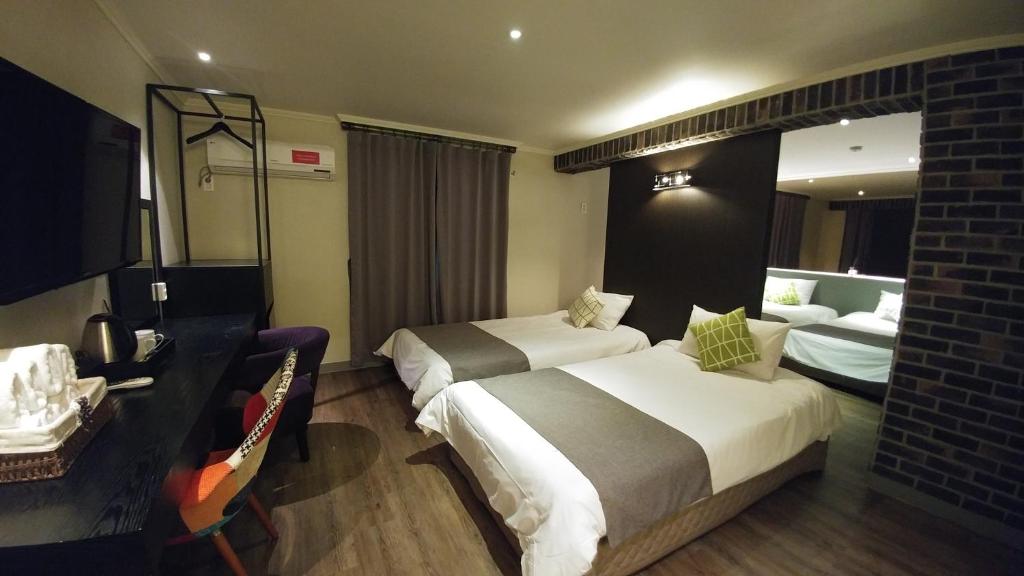 Postel nebo postele na pokoji v ubytování Hotel Tong Yeondong Jeju