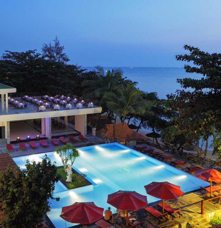 an overhead view of a swimming pool with red umbrellas at Kim Hoa Resort in Phú Quốc