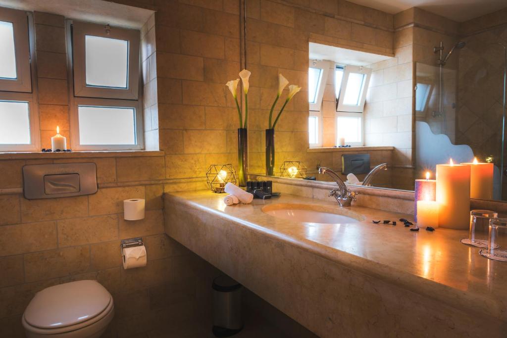 Koupelna v ubytování Ambassador Hotel