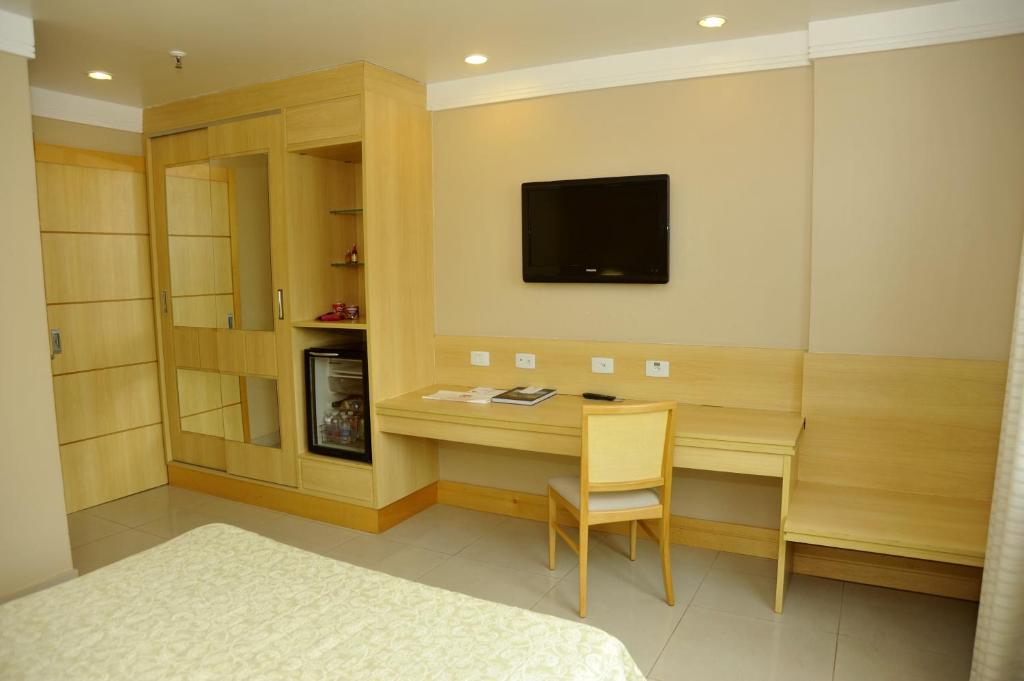 Uma televisão e/ou sistema de entretenimento em Hotel Atlântico Copacabana