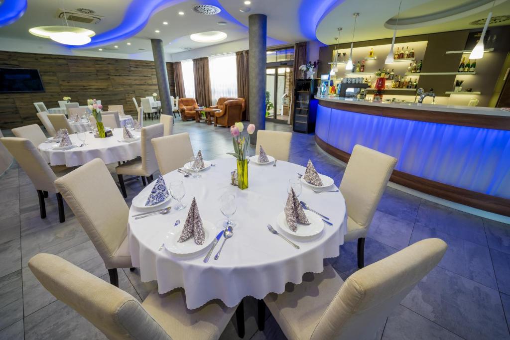 Reštaurácia alebo iné gastronomické zariadenie v ubytovaní Penzión Precedens