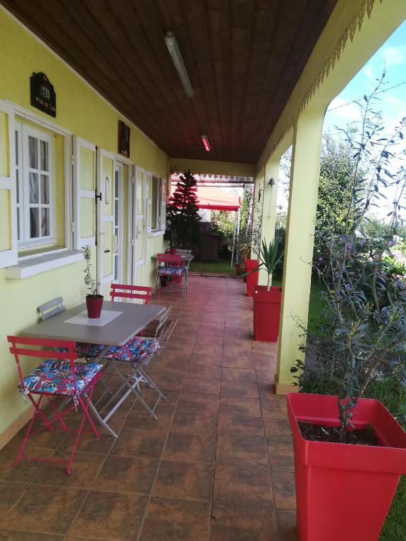 Restaurace v ubytování Chambres et Table d'hôte Les Hortensias
