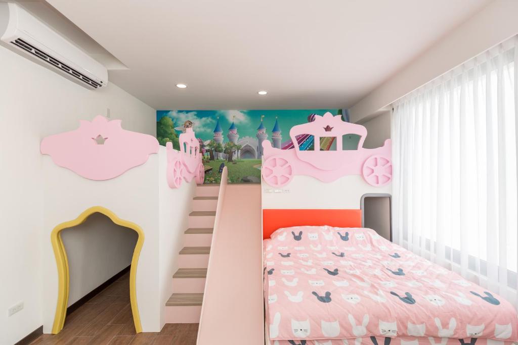 Postel nebo postele na pokoji v ubytování Love Peachy House