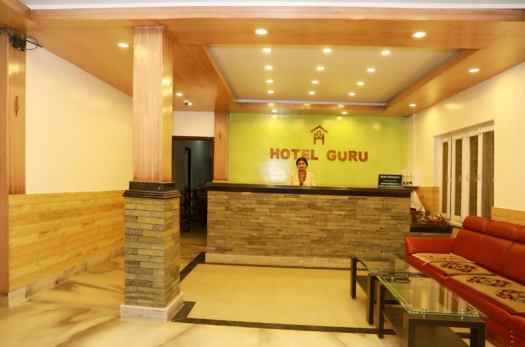un vestíbulo del hotel con un letrero de gurú en la pared en Hotel Guru, en Pokhara