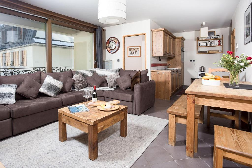 uma sala de estar com um sofá e uma mesa em Le Paradis ski apartment - Chamonix All Year em Chamonix-Mont-Blanc