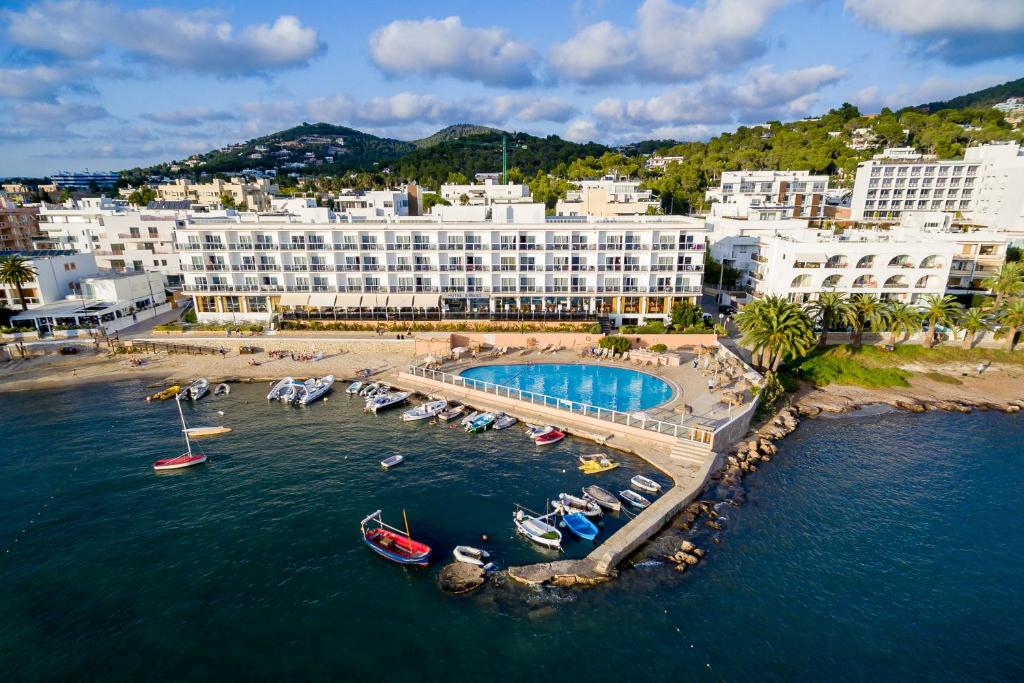 una vista aérea de un complejo con barcos en el agua en Hotel Simbad Ibiza en Talamanca