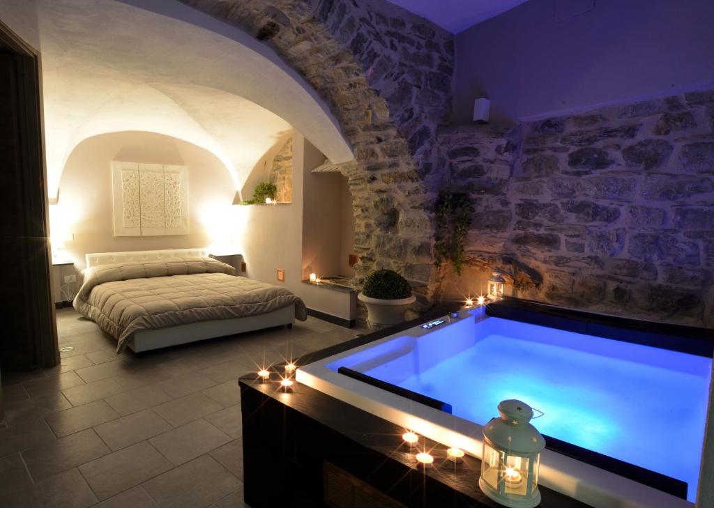 1 dormitorio con bañera grande en una habitación en Chalet in Liguria, en Vasia