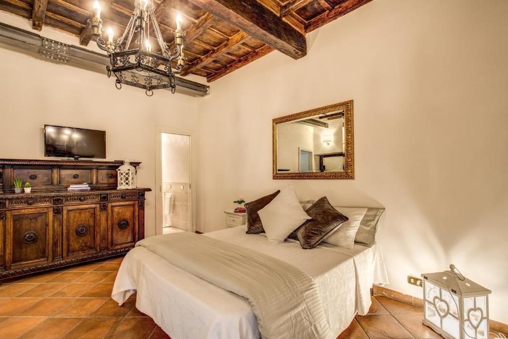 1 dormitorio con 1 cama grande y espejo en FRESH HOUSE TREVI 1 en Roma