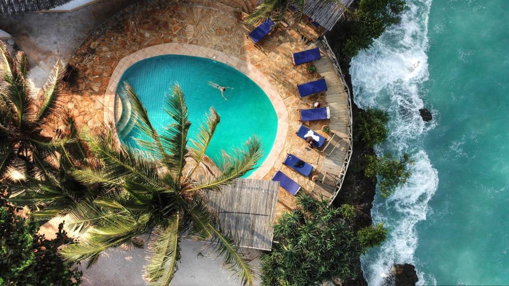 Uma vista da piscina em Tanzanite Beach Resort ou nos arredores