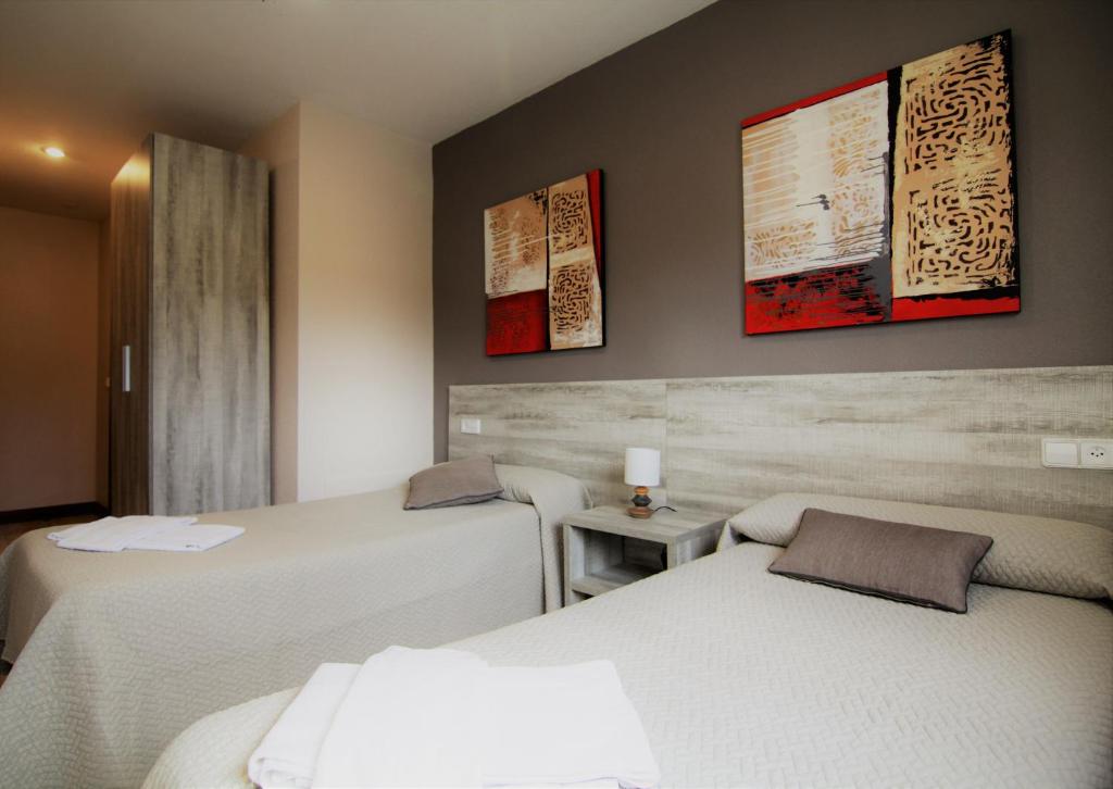 アルサスアにあるHotel Restaurante Irubideのベッド2台が隣同士に設置された部屋です。
