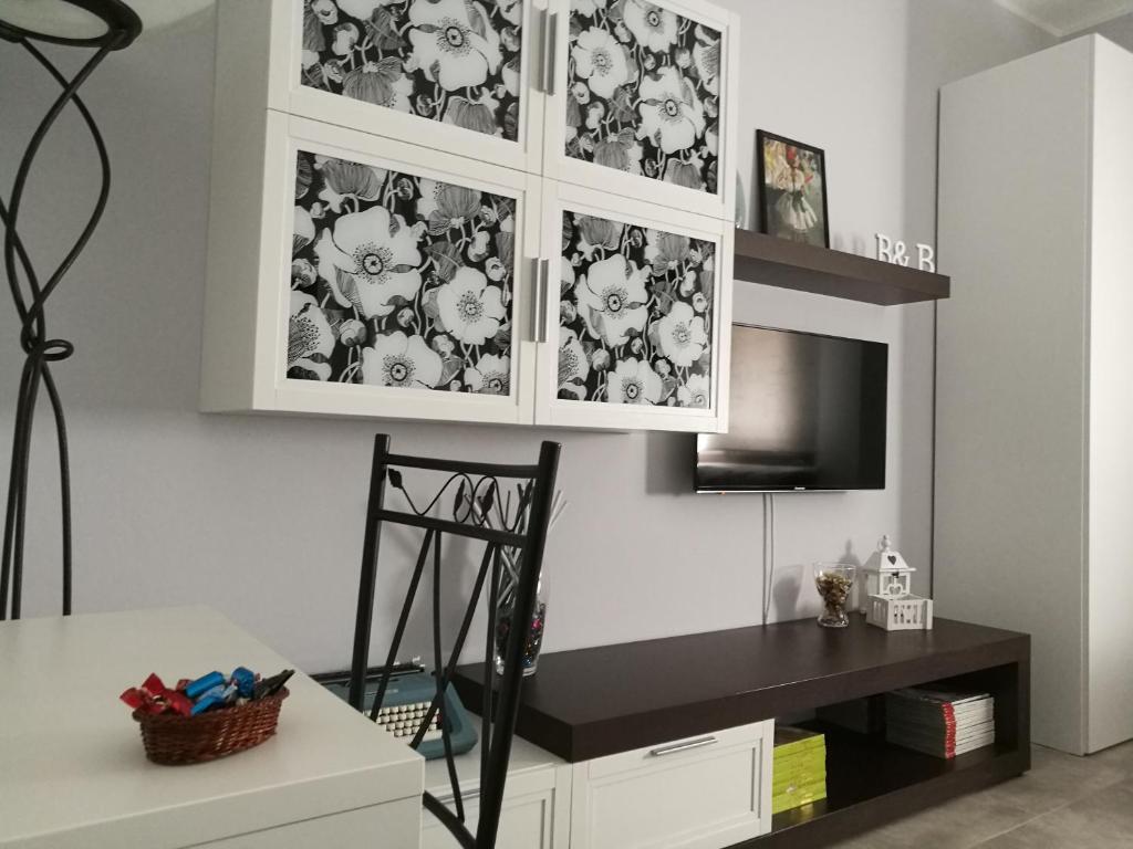 A television and/or entertainment centre at B&B A casa dell'artista