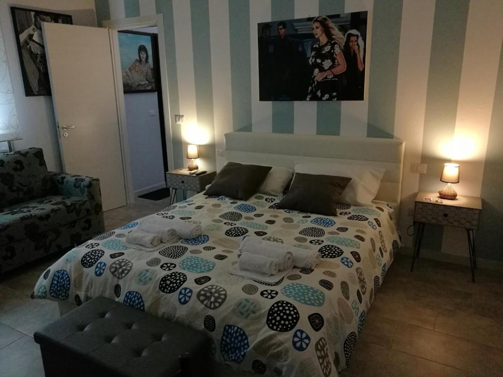 1 dormitorio con 1 cama grande y 1 sofá en B&B A casa dell'artista, en Casteldaccia