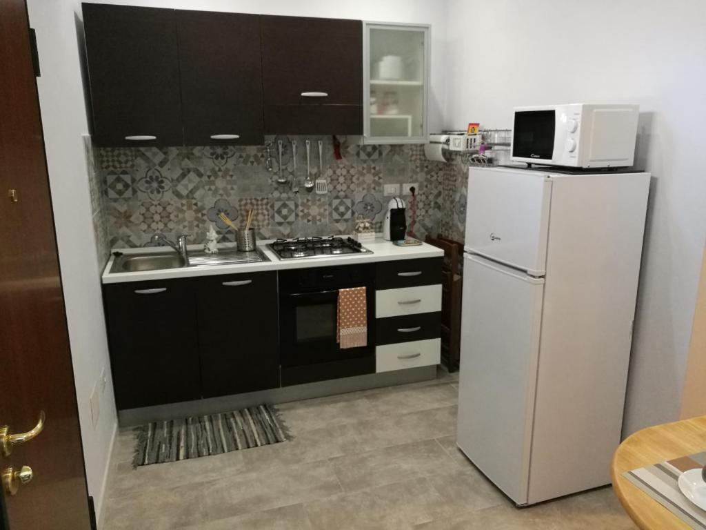 A kitchen or kitchenette at B&B A casa dell'artista