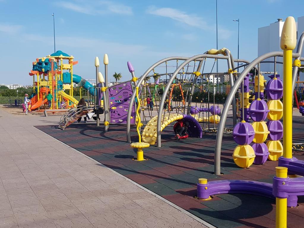 um parque infantil com escorregas e passeios num parque em Blanca Beach vue latérale sur mer, avec wifi em Sidi Rahal