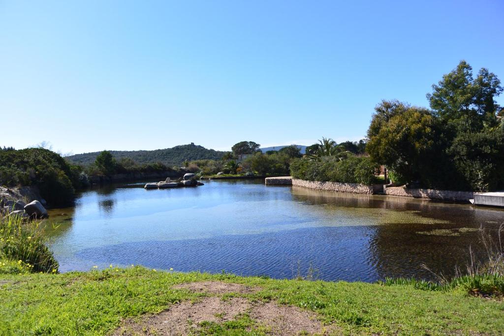 een rivier met een brug op de achtergrond bij Camille in Porto-Vecchio