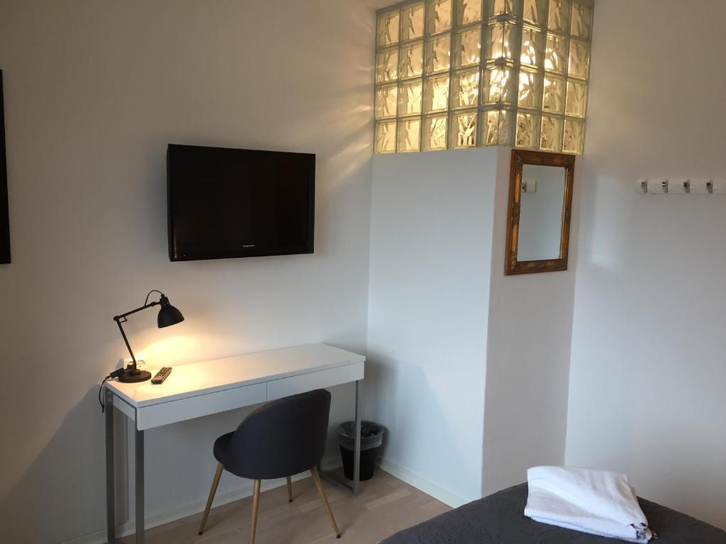 TV a/nebo společenská místnost v ubytování Thyborøn Hotel