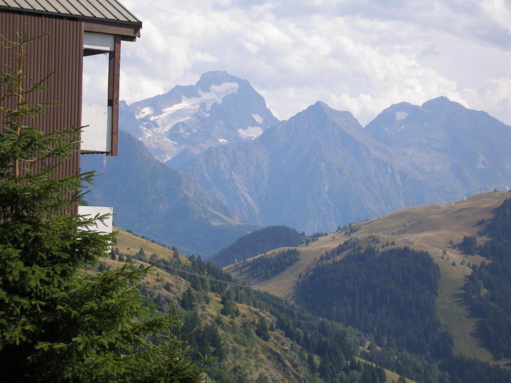 ラルプ・デュエズにあるSuperbe appart 4/5p balcon plein sud, vue exceptionnelle, retour ski aux piedsの山脈の景色を望む建物