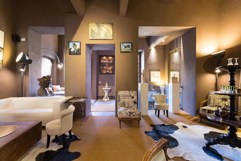 een slaapkamer met een bed en een woonkamer bij Porcellino Gallery Art Boutique BB in Florence