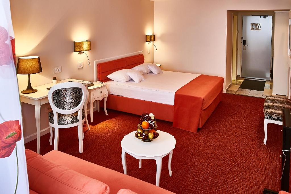 Continental Forum Arad - Deluxe Double Room с диваном