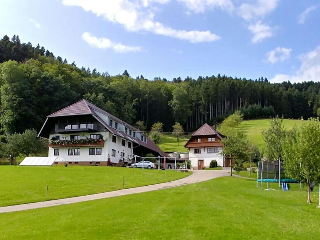 ハウザッハにあるVordersbergerhofの緑地と木々が茂る大白い家