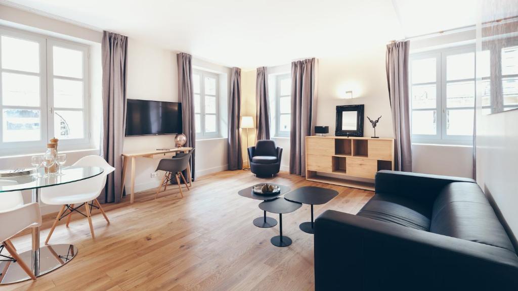 uma sala de estar com um sofá e uma mesa em T3 luxe hyper centre em Bordeaux
