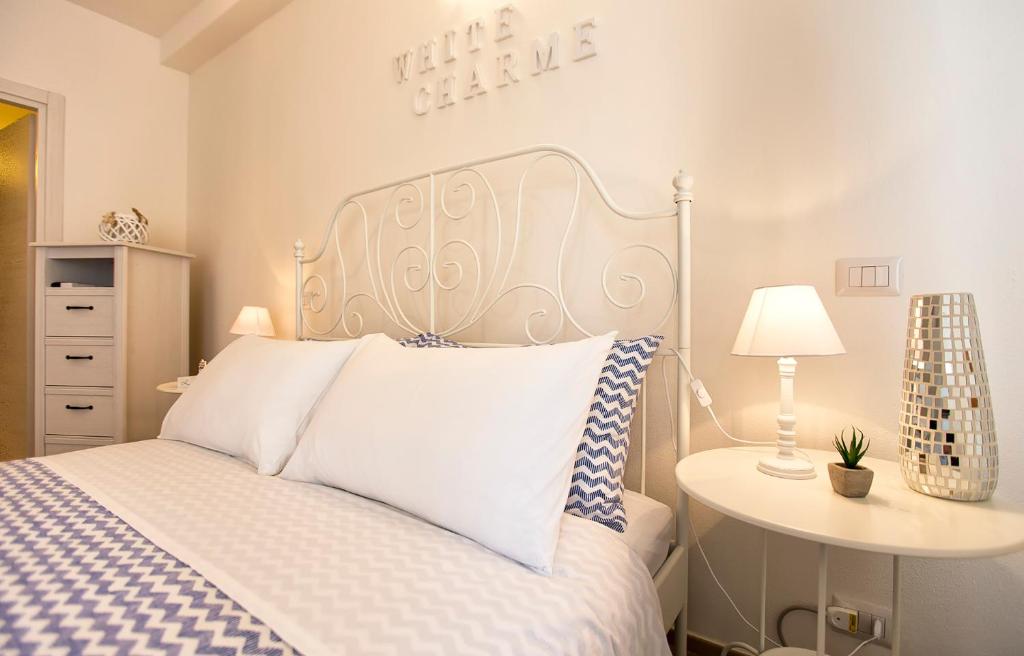Ein Bett oder Betten in einem Zimmer der Unterkunft White Charme Accommodation Self check-in