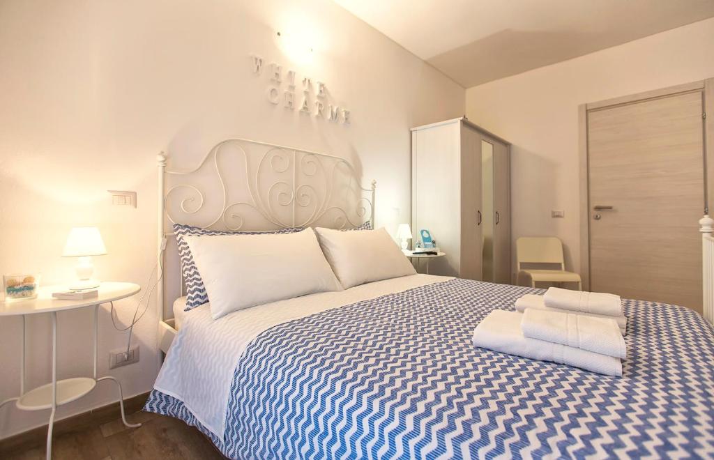 Posteľ alebo postele v izbe v ubytovaní White Charme Rooms