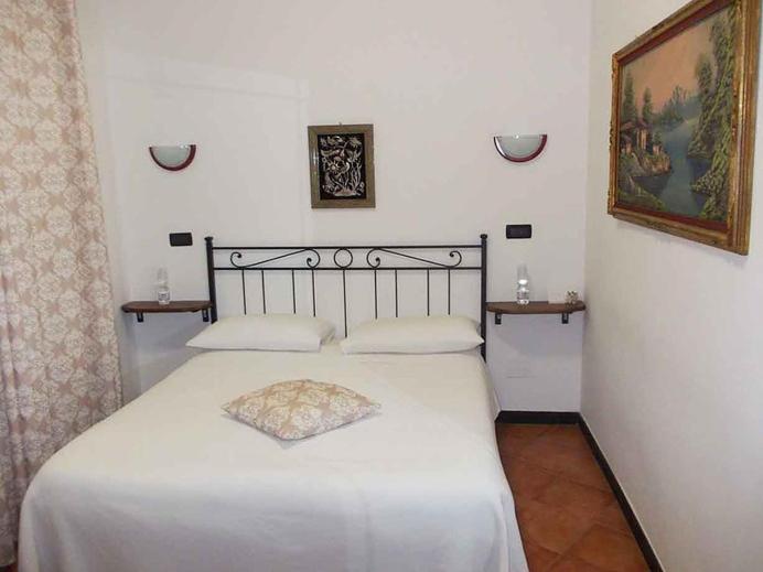 ジェノヴァにあるDa Marcelloのベッドルーム1室(白いベッド1台、枕2つ付)