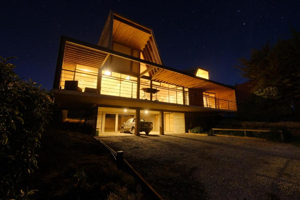 ein Haus in der Nacht mit einem davor geparkt in der Unterkunft Casa Mirador Roca in Matanzas
