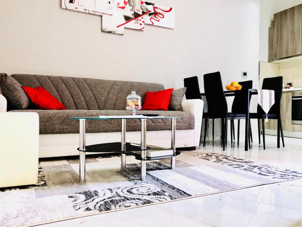 ein Wohnzimmer mit einem Sofa und einem Tisch in der Unterkunft Ylli home Sanremo in Sanremo