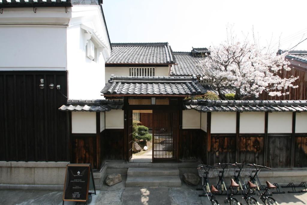 un edificio con un montón de sillas delante de él en HARUYA Naramachi, en Nara