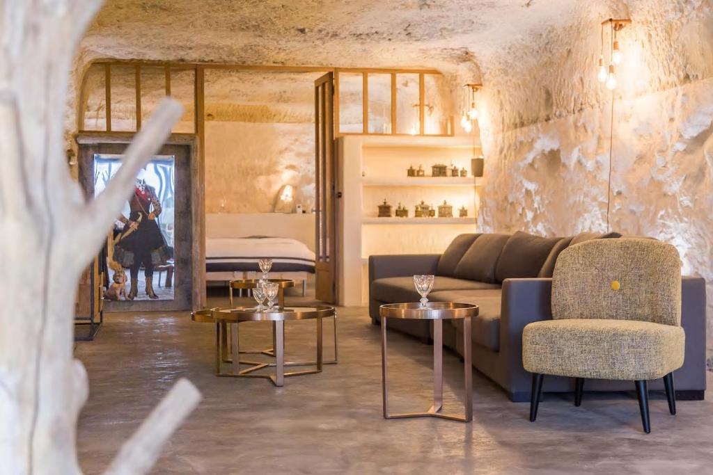 un salon avec un canapé et deux tables dans l'établissement Amboise Troglodyte Villa, à Pocé-sur-Cisse