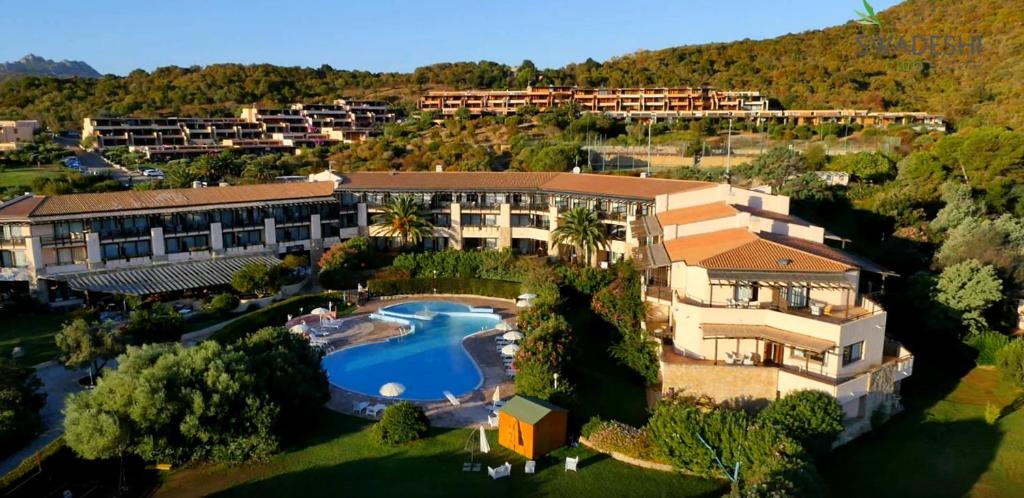 uma vista aérea de um resort com uma piscina em Sporting Hotel em Cannigione