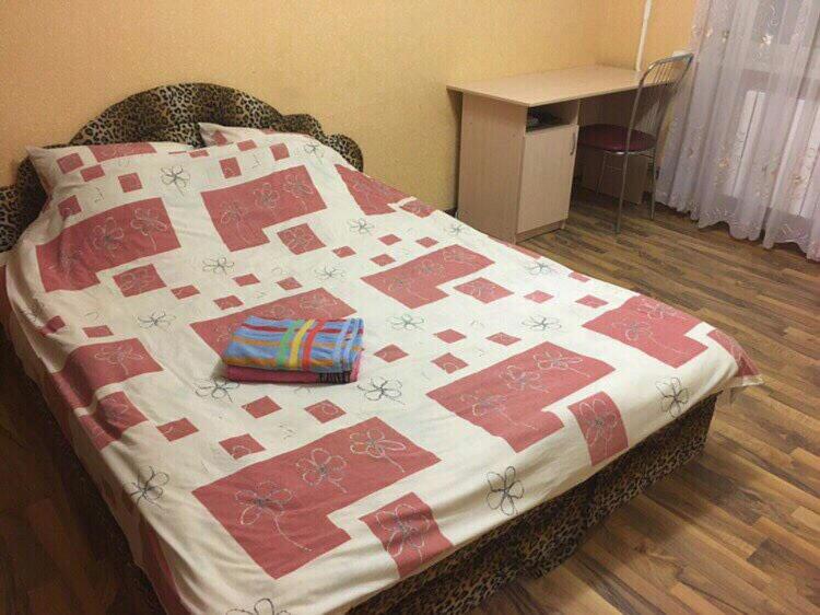 ドニプロジェルジンシクにあるApartment Boulevard Budivel'nykiv 43のベッド(布団付)が備わる客室です。
