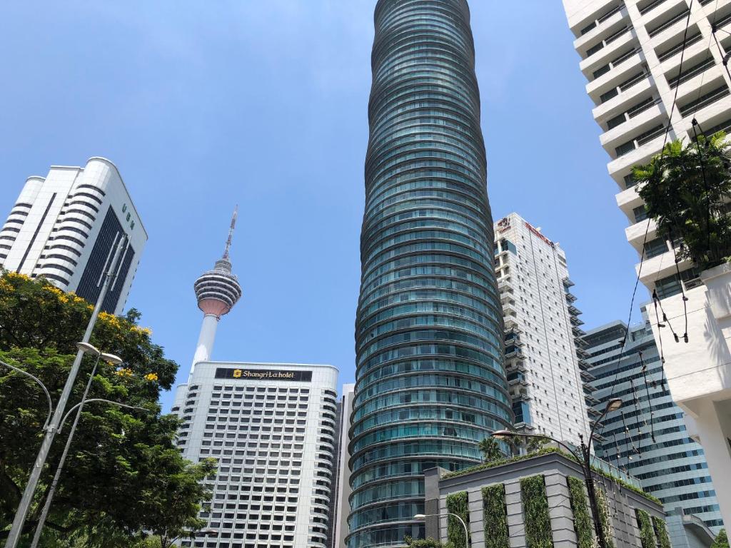 uma vista de um edifício alto em uma cidade em Vortex KLCC Apartments em Kuala Lumpur