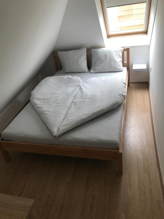 Łóżko lub łóżka w pokoju w obiekcie Corner Villa 4