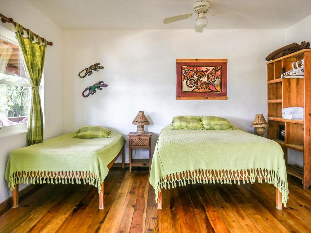 Voodi või voodid majutusasutuse Hotel Posada Las Orquídeas,West End toas