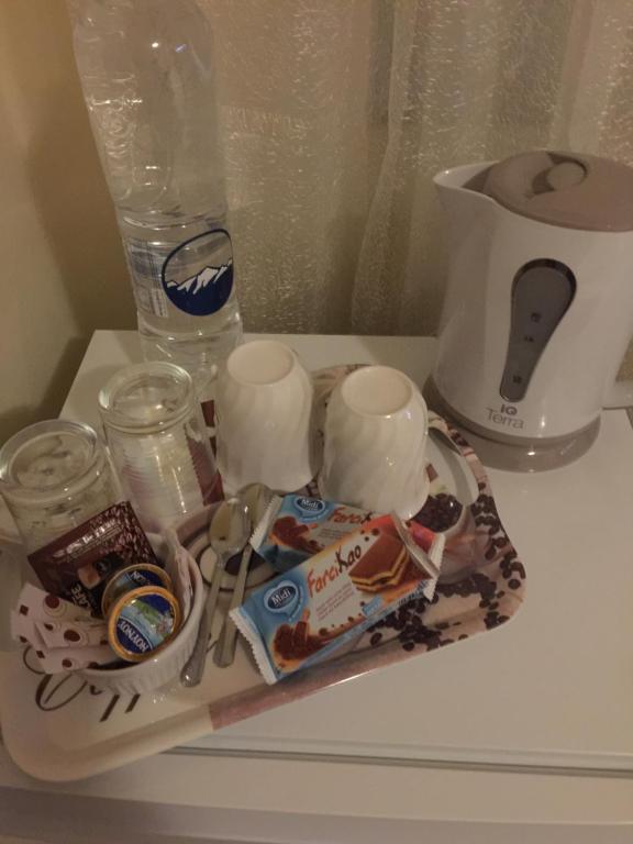Příslušenství pro přípravu čaje a kávy v ubytování Platanos Rooms