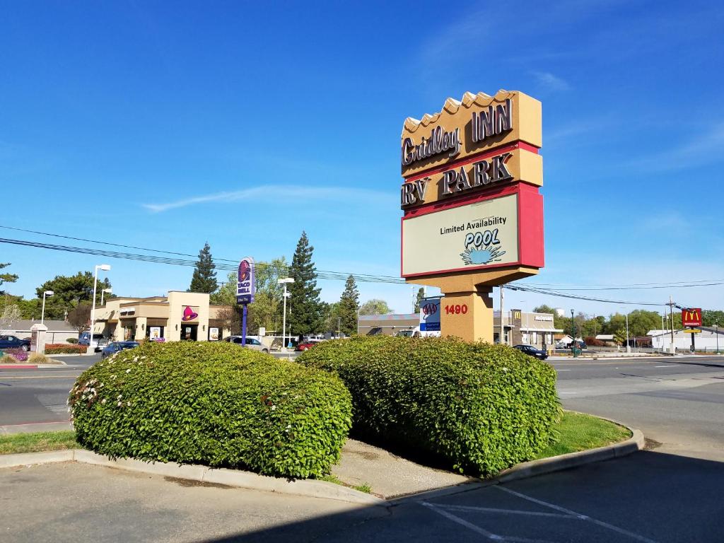 a sign for a movie theater with two bushes at Gridley Inn & RV Park in Gridley