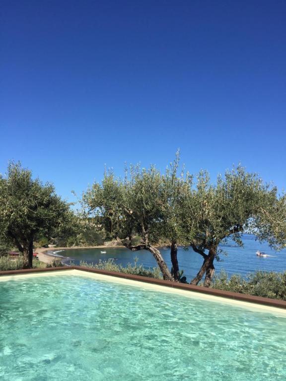 een zwembad met uitzicht op het water bij Ogliastro Sul Mare - Sleep and Dream in Cefalù