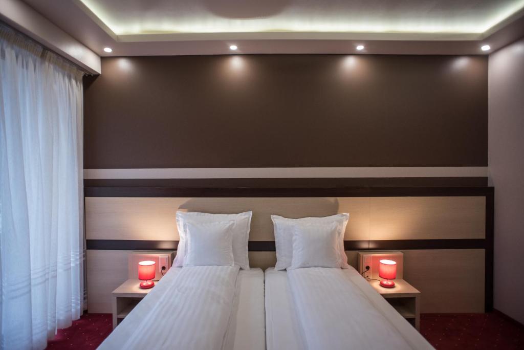 Postel nebo postele na pokoji v ubytování Homorod Hotel