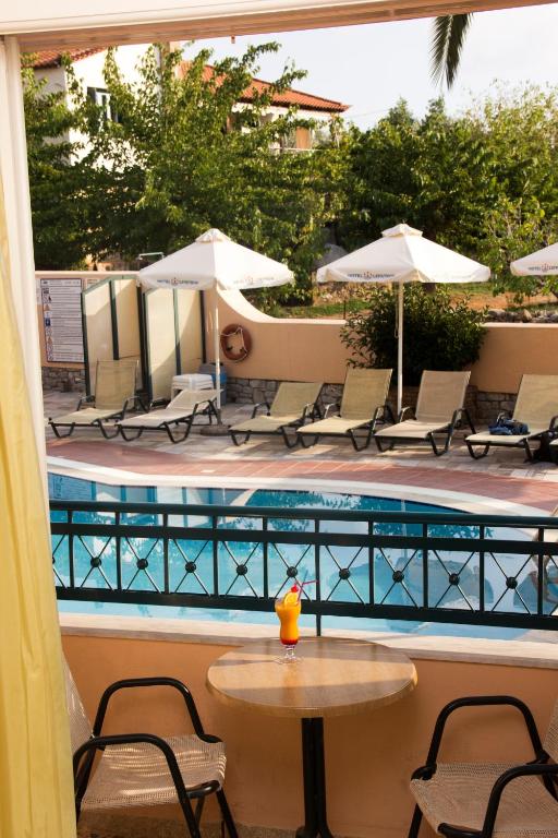 Bazén v ubytovaní Lefktron Hotel alebo v jeho blízkosti