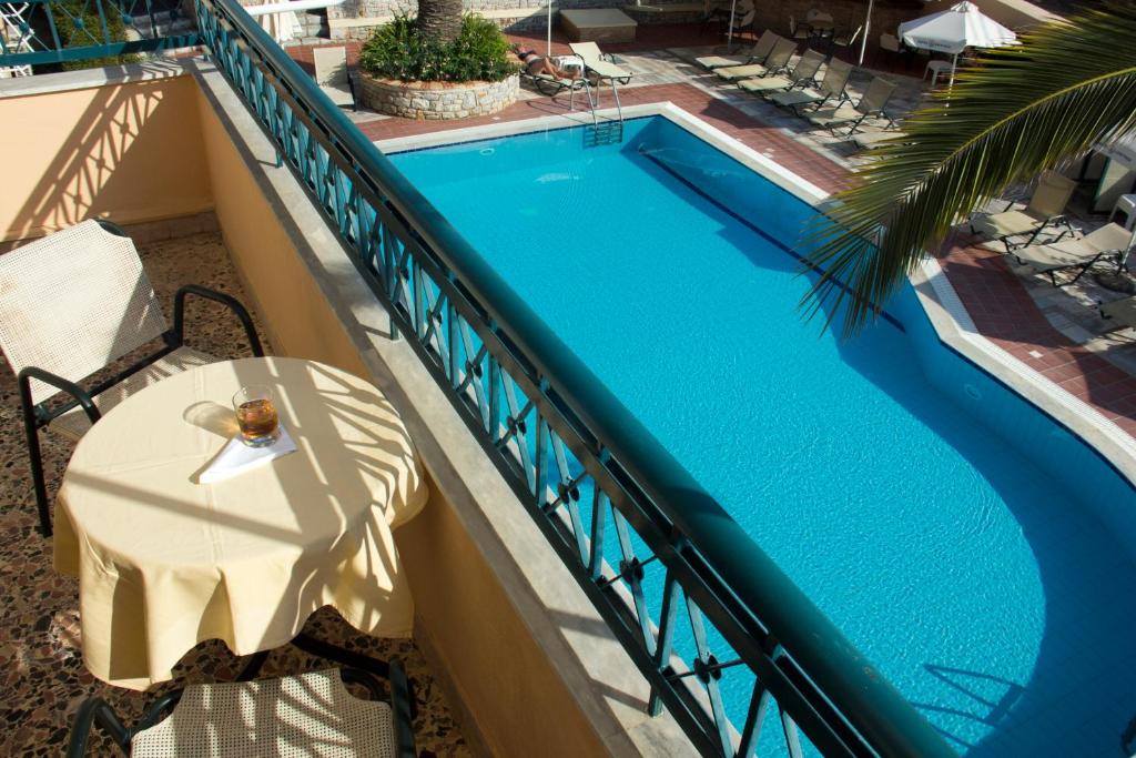 Bazén v ubytovaní Lefktron Hotel alebo v jeho blízkosti