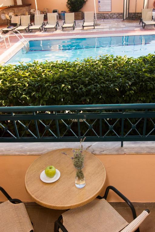 Bazén v ubytovaní Lefktron Hotel alebo v jeho blízkosti