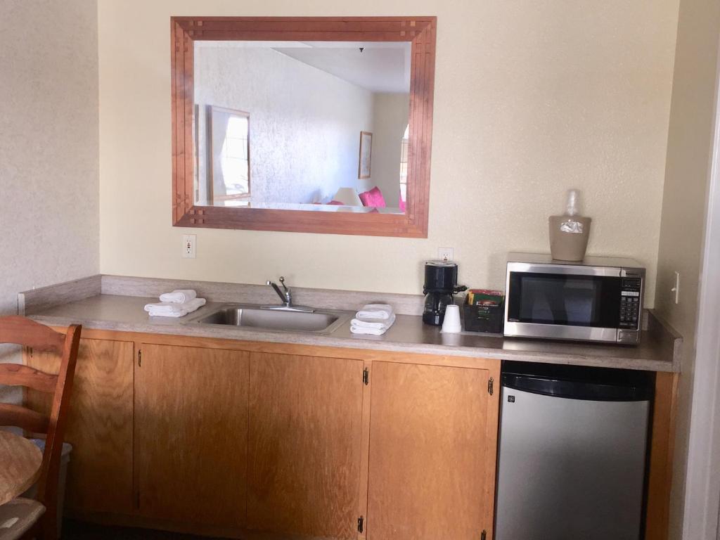 Gridley Inn & RV Park - Queen Room With Two Queen Beds With Kitchenette