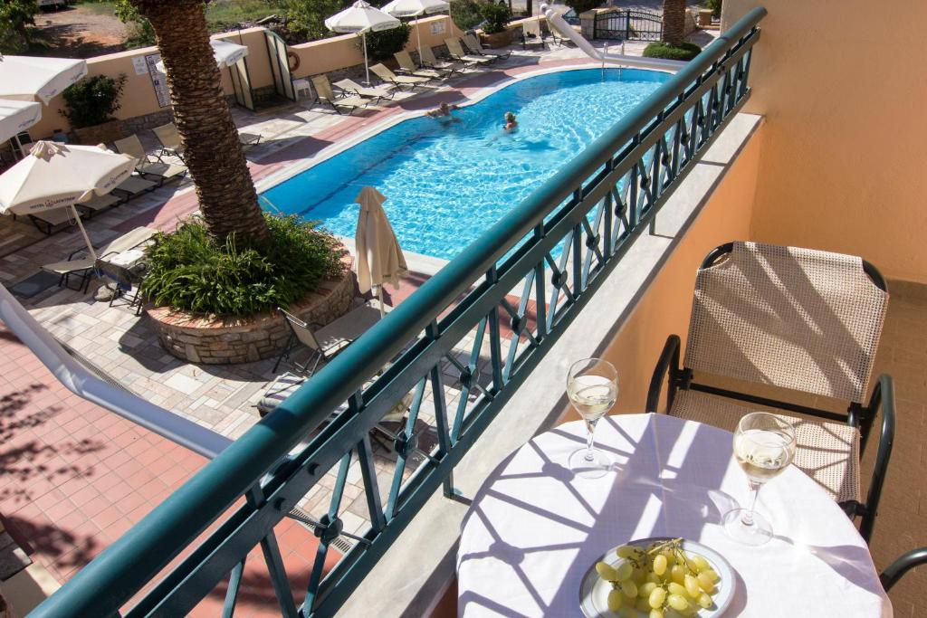 Bazén v ubytovaní Lefktron Hotel alebo v jeho blízkosti