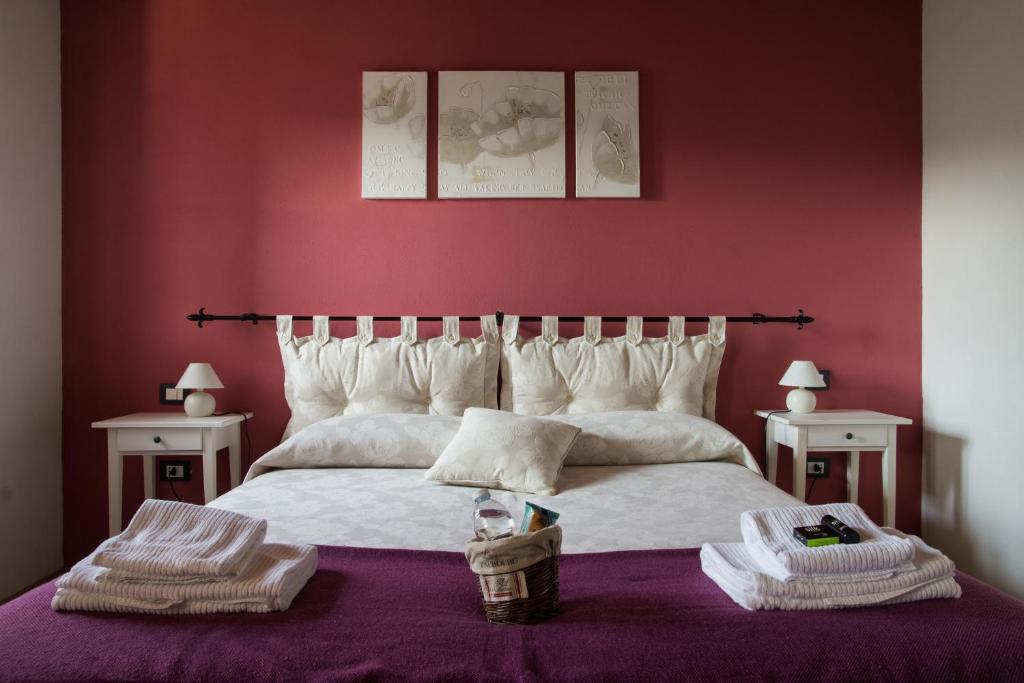 een slaapkamer met een bed met twee handdoeken erop bij Agriturismo Angiò nel Cerè in Bracelli