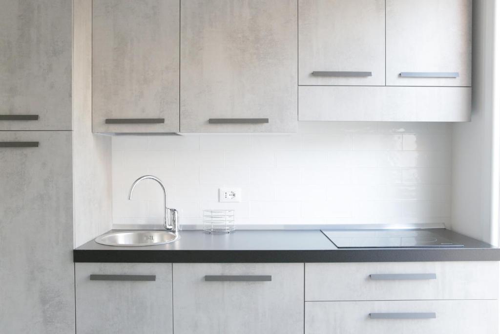 A kitchen or kitchenette at SoleLuna Fiera 6 Rooms