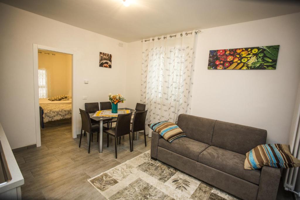 Posedenie v ubytovaní Casa di Joy